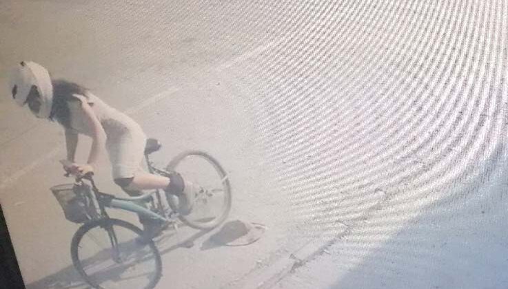 Bisikletiyle gelen genç kız, çaldığı kaskı başına takıp gitti