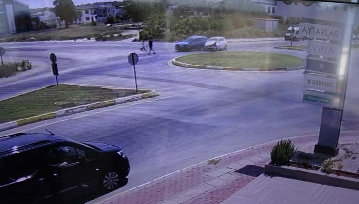 Otomobiller çarpıştı, yürüyen gençler ölümden kıl payı kurtuldu