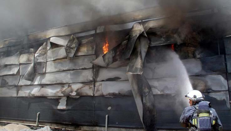 Antalya’da kesme çiçek işleme tesisi alev alev yandı
