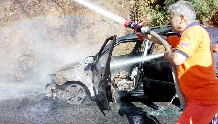 Seyir halindeki otomobil alev alev yandı