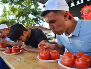 Elmalı’da domates festivali renkli görüntülere sahne oldu