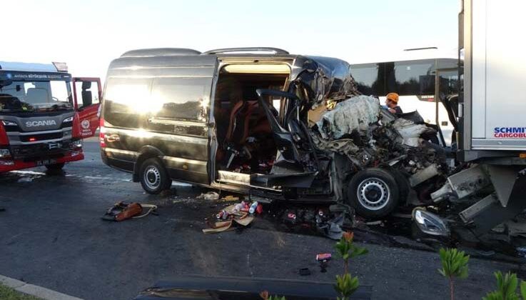 Tur minibüsü tıra arkadan çarptı: 2 ölü, 6’sı ağır 10 turist yaralı