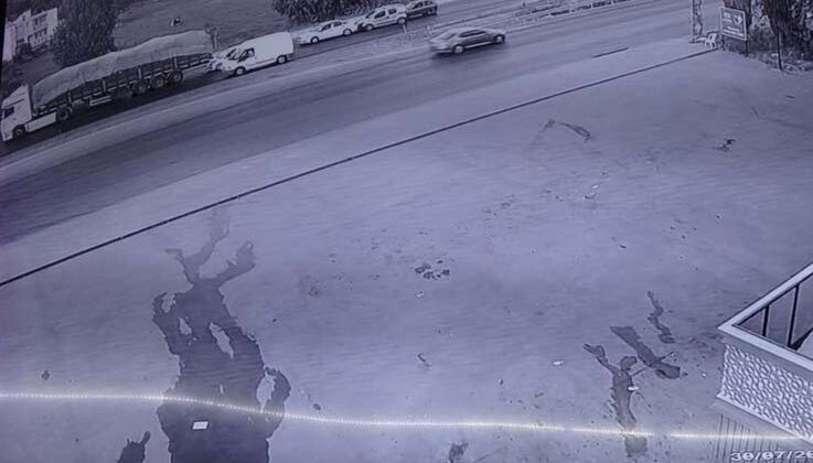 Yeşil ışık yanınca herkes ileri, tır geri gitti: Sürücülerin panik anları kameralara yansıdı