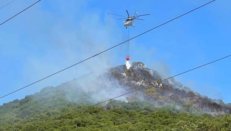 Antalya’nın Demre ilçesindeki orman yangınına havadan ve karadan müdahale ediliyor
