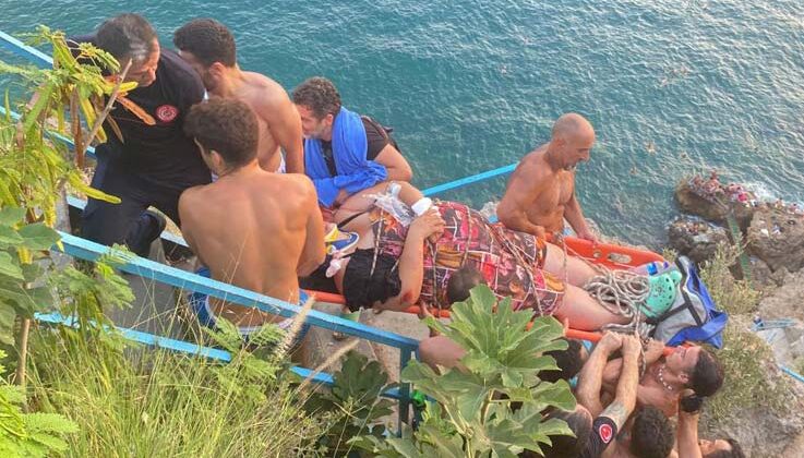 Antalya’da 40 metrelik falezlerden denize düşen Rus kadın turist için kurtarma seferberliği