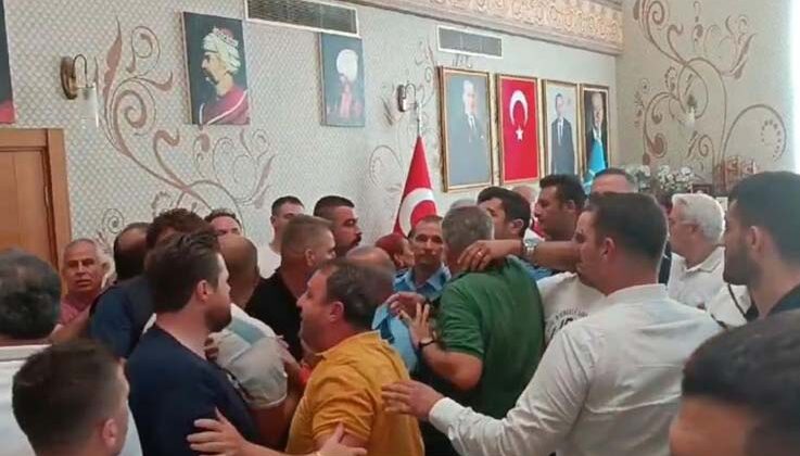 Mecliste tartışma başladı, başkanın makam odasında yumruklar konuştu