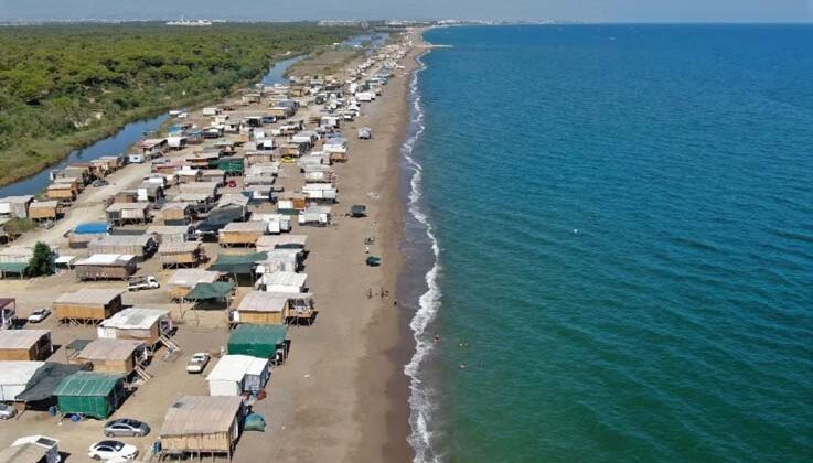 5 yıldızlı otellere komşu çardaklarda caretta caretta yuvalarını koruyarak tatil yapıyorlar