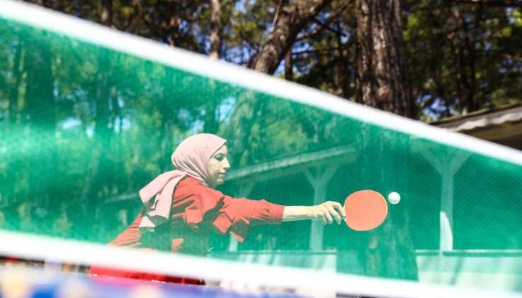 Depremzede gençler Büyükşehir Gençlik Kampı’nda moral depoluyor