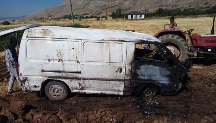 Kamyonet takla atıp alev aldı, sürücü vatandaşlar tarafından son anda kurtarıldı