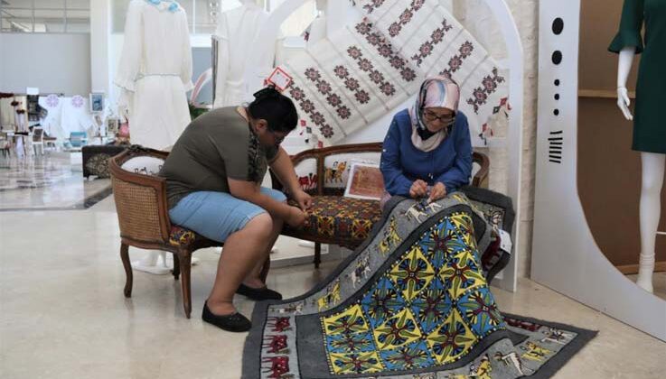 10 santimetreye 36 düğüm atılarak 2 yılda tamamlanan koltuk 100 bin TL’ye alıcısını bekliyor