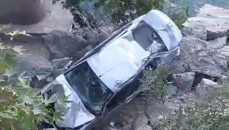 Köprüden uçan otomobildeki sürücü yaralandı