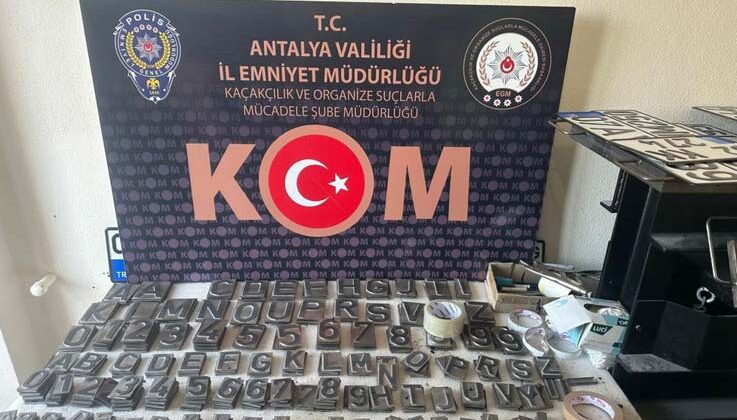 Sahte plakalar bastı, internet üzerinden satışa çıkardı