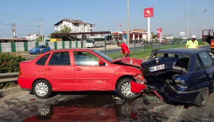 Hızını alamadı kırmızı ışıkta bekleyen araçlara daldı: 2 yaralı
