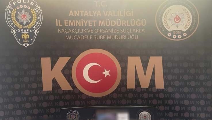 Depo baskınında 2 milyon 600 bin makaron ve 8 bin litre sahte içki yakalandı
