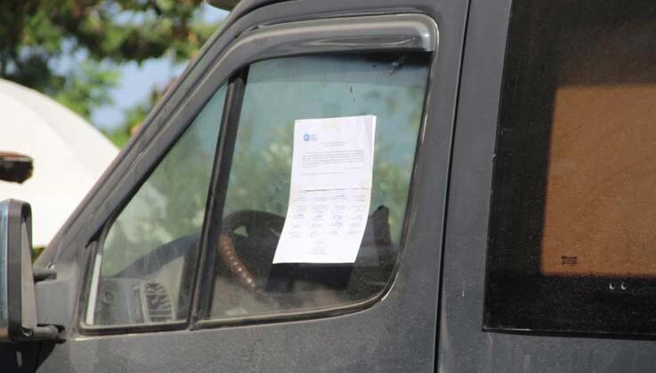 Güne, camlarına yapıştırılan ” Karavanınız çekilecektir” yazılı tebligatla uyandılar
