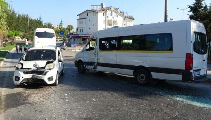 Antalya’da otel servis otobüsü 2 araca çarptı: 6 yaralı