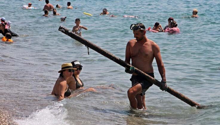 Ekmeğini denizin dibinden çıkartıyor, elindekileri gören tatilciler şaşkına dönüyor
