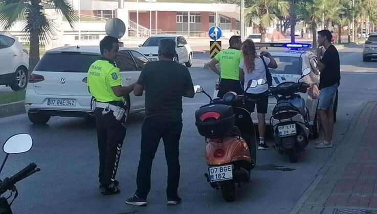 Kasksız motosiklet sürücüleri ceza kesilince kasklarını takıp gittiler