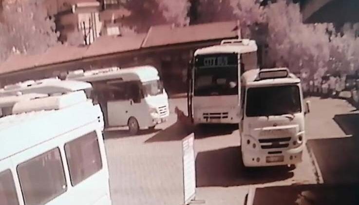 Bir ayağı protez olan engelli adam minibüsün altında kaldı