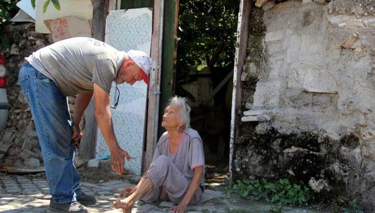 Yaşlı ve bakıma muhtaç komşusu için gözyaşlarına boğuldu