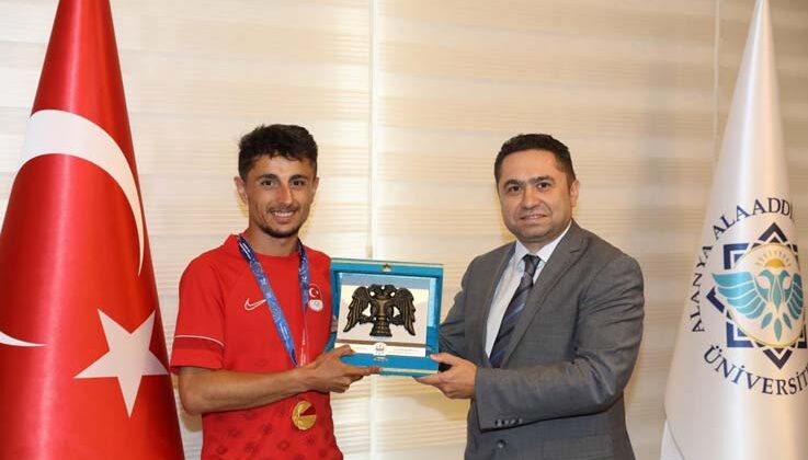 ALKÜ’lü şampiyon milli sporcu Korkmaz, Rektör Türkdoğan ile bir araya geldi