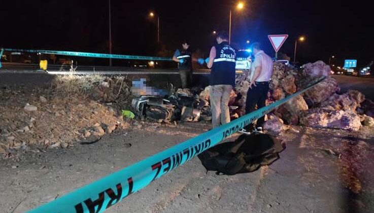 Motosikletiyle şarampoldeki taş yığınına çarpan sürücü hayatını kaybetti