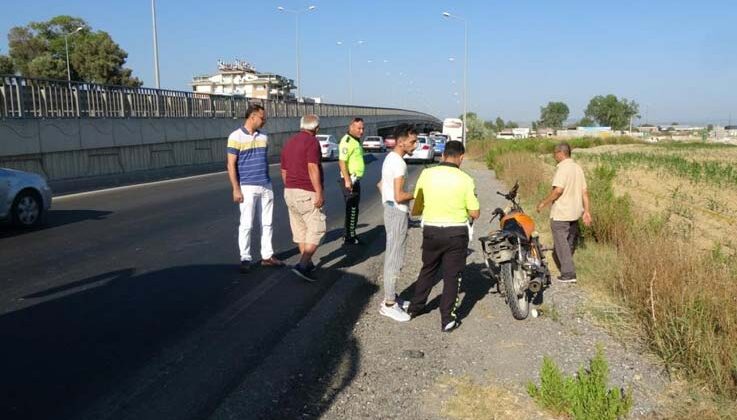 Servis otobüsünün önünden geçti, motosikletin altında kalarak yaralandı