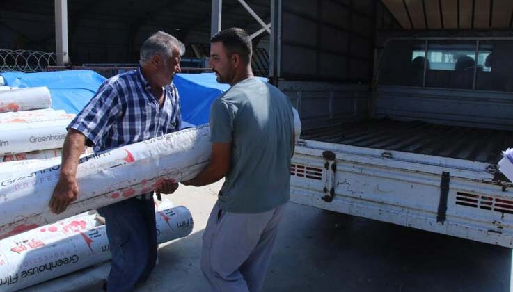 Antalya Büyükşehir’den Aksulu çiftçilere sera naylonu yardımı