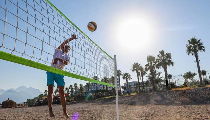 Antalya Büyükşehir’den Konyaaltı Plajı’na ücretsiz plaj voleybol sahaları