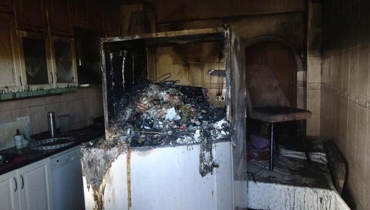Mutfaktaki buzdolabı binada yangın çıkardı