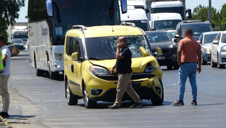 Ticari taksi ile çarpışan motosiklet sürücüsü yaralandı