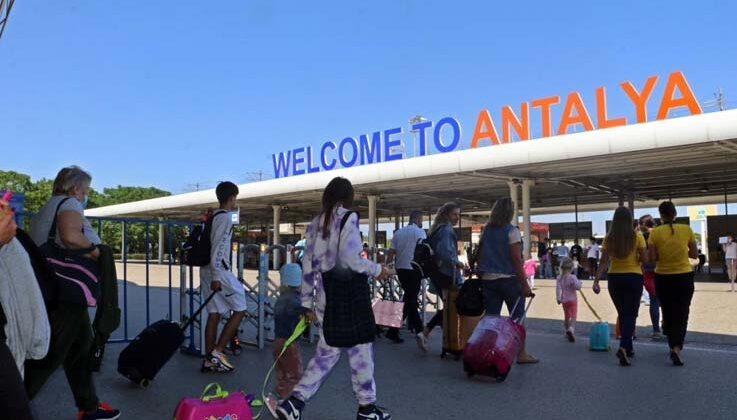 Yılın ilk 8 ayında Antalya’ya hava yoluyla 9 milyon turist geldi