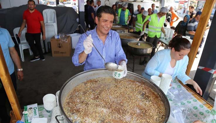 Döşmealtı Belediyesi’nden 6 bin kişilik aşure ikramı