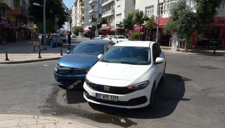 Antalya’da iki otomobil çarpıştı, 1 kişi yaralandı