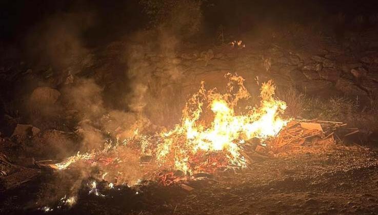 Gazipaşa’da çay kenarına bırakılan atıklar alev aldı