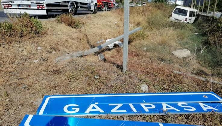 Yoldan çıkıp duvara çarpan otomobil sürücüsü yaralandı