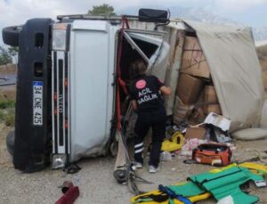 Antalya-Konya kayolunda kamyon şarampole devrildi: 1 yaralı