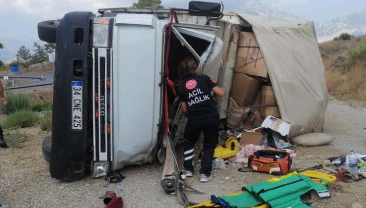 Antalya-Konya kayolunda kamyon şarampole devrildi: 1 yaralı