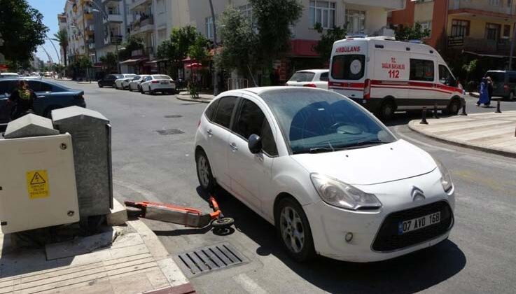 Elektrikli scooter otomobil ile çarpıştı