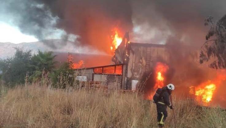 Antalya’da korkutan fabrika yangını