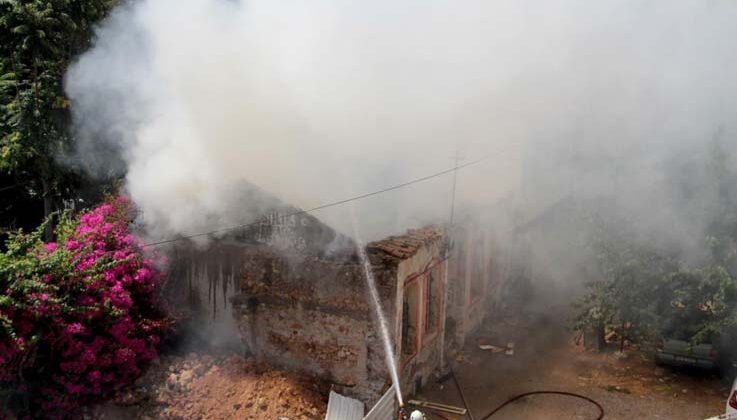 Alev alev yanan tarihi ev mahalleliyi sokağa döktü