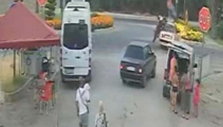 Otoparktan çıkan otomobile çarpan motosiklet sürücüsü ağır yaralandı