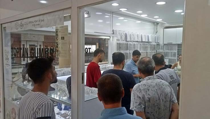 Antalya’da fıkra gibi olay: Kuyumcular Çarşısı’nda gümüşçüyü soydu, komşu gümüşçülere satarken yakalandı