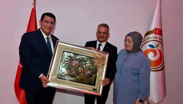 Malatya Valisi olarak atanan Ersin Yazıcı protokolle vedalaştı