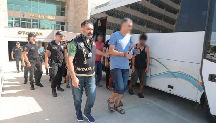 Antalya’da firari şahıslara eş zamanlı operasyon: 35 kişi yakalandı