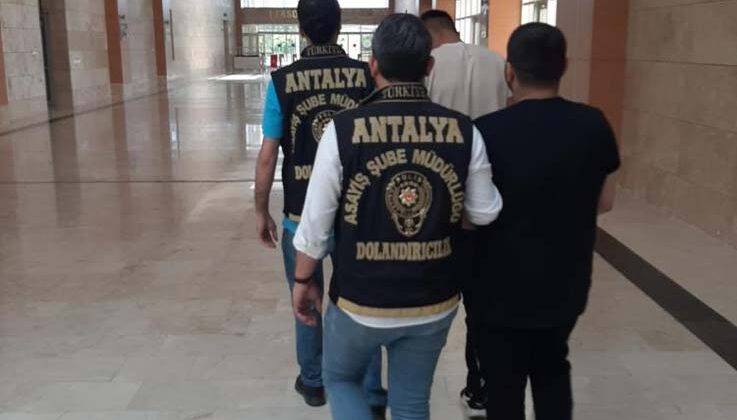 Kendilerini polis ve savcı diye tanıtıp 28 milyon liralık vurgun yaptılar