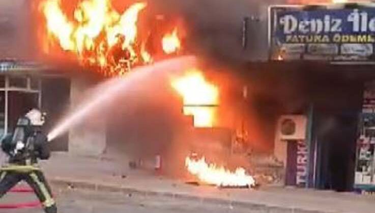 Antalya’da çıkan yangında iki iş yeri küle döndü