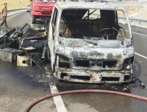 Doğal gaz kombi yüklü kamyon küle döndü