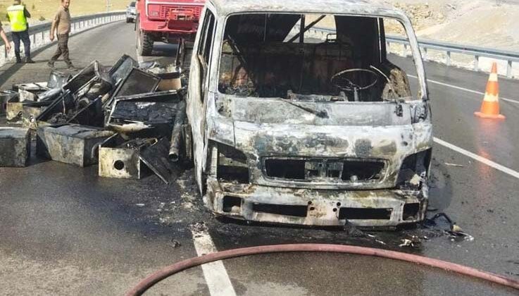 Doğal gaz kombi yüklü kamyon küle döndü