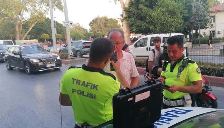 Yaralı yerde acı içerisinde yatarken, motosiklet sürücüsü kaçtı